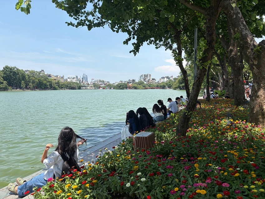 Người dân Hà Nội đội nắng tham quan Nhà tù Hỏa Lò, ra Hồ Gươm check-in giữa rừng hoa dịp 2/9