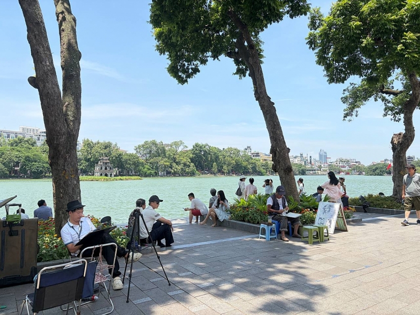 Người dân Hà Nội đội nắng tham quan Nhà tù Hỏa Lò, ra Hồ Gươm check-in giữa rừng hoa dịp 2/9