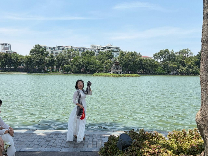 Người dân Hà Nội đội nắng tham quan Nhà tù Hỏa Lò, ra Hồ Gươm check-in giữa rừng hoa dịp 2/9