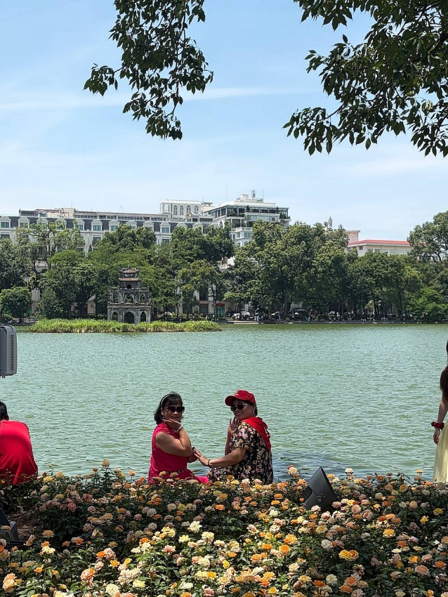 Người dân Hà Nội đội nắng tham quan Nhà tù Hỏa Lò, ra Hồ Gươm check-in giữa rừng hoa dịp 2/9