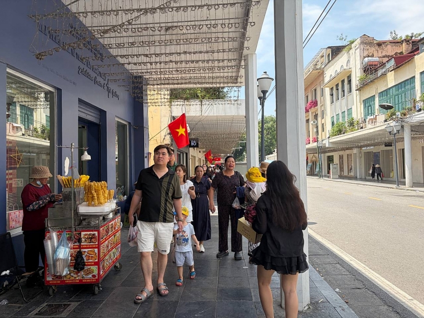 Người dân Hà Nội đội nắng tham quan Nhà tù Hỏa Lò, ra Hồ Gươm check-in giữa rừng hoa dịp 2/9