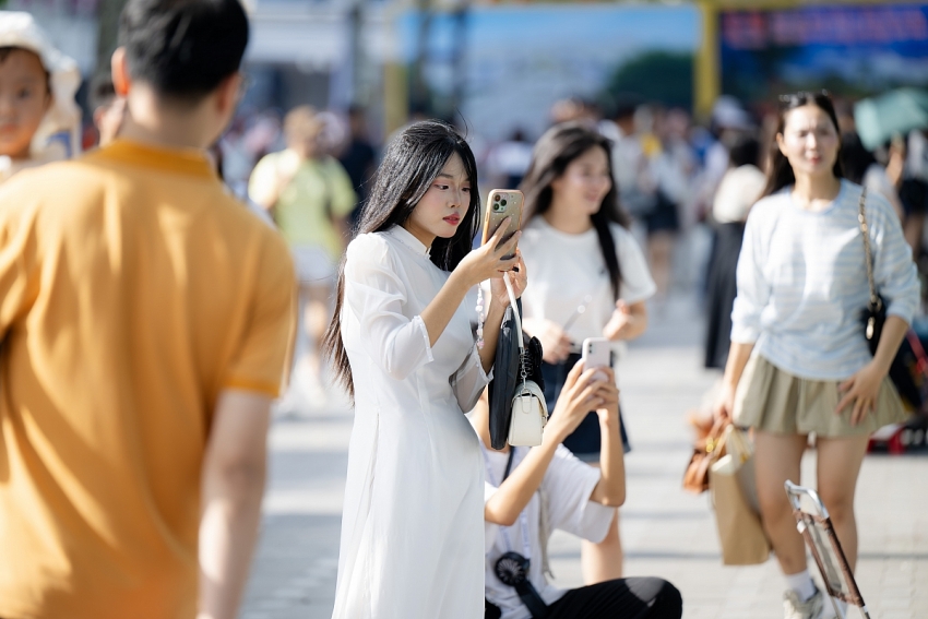 Hà Nội ngày Quốc khánh: Lăng Bác rực sắc áo dài, bạn trẻ rộn ràng bên Hồ Gươm