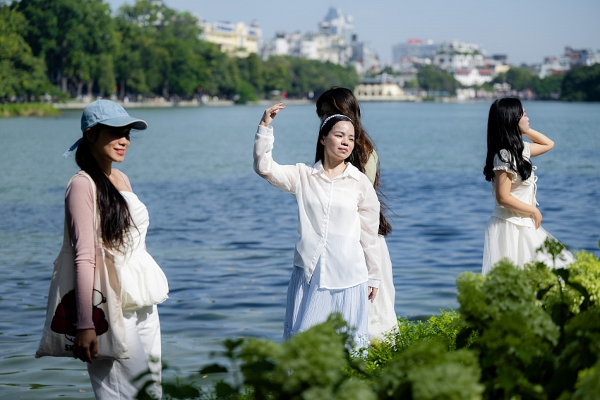 Hà Nội ngày Quốc khánh: Lăng Bác rực sắc áo dài, bạn trẻ rộn ràng bên Hồ Gươm