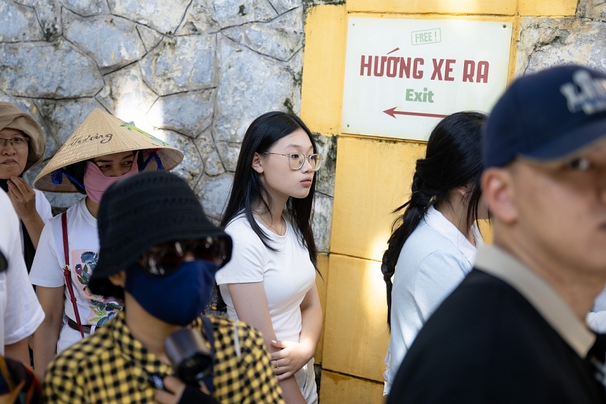 Hà Nội ngày Quốc khánh: Lăng Bác rực sắc áo dài, bạn trẻ rộn ràng bên Hồ Gươm