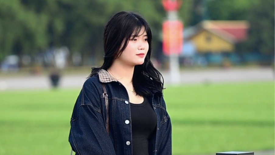 Hà Nội ngày Quốc khánh: Lăng Bác rực sắc áo dài, bạn trẻ rộn ràng bên Hồ Gươm
