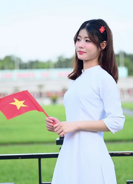 Hà Nội ngày Quốc khánh: Lăng Bác rực sắc áo dài, bạn trẻ rộn ràng bên Hồ Gươm