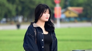 Hà Nội ngày Quốc khánh: Lăng Bác rực sắc áo dài, bạn trẻ rộn ràng bên Hồ Gươm