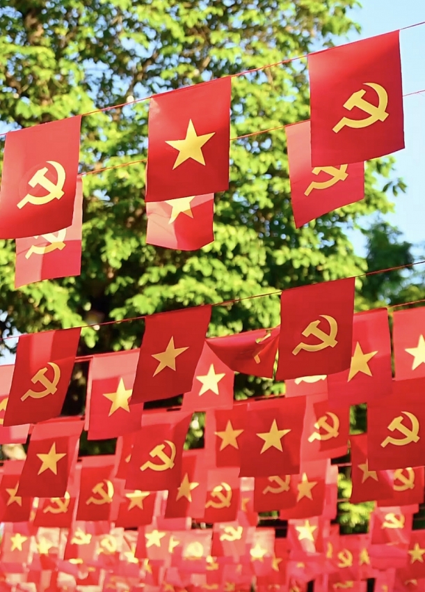 Hà Nội ngày Quốc khánh: Hỏa Lò đông nghịt, Lăng Bác rực sắc áo dài
