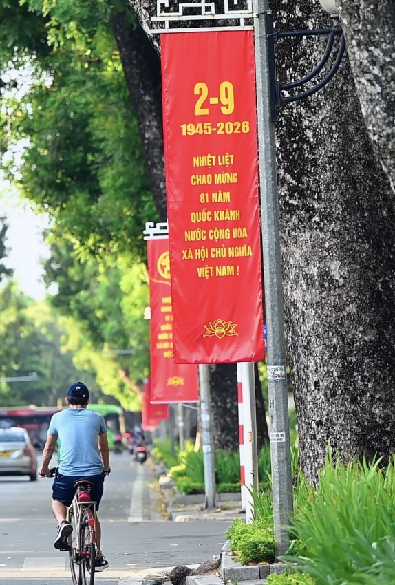 Hà Nội ngày Quốc khánh: Lăng Bác rực sắc áo dài, bạn trẻ rộn ràng bên Hồ Gươm