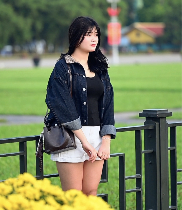 Hà Nội ngày Quốc khánh: Lăng Bác rực sắc áo dài, bạn trẻ rộn ràng bên Hồ Gươm
