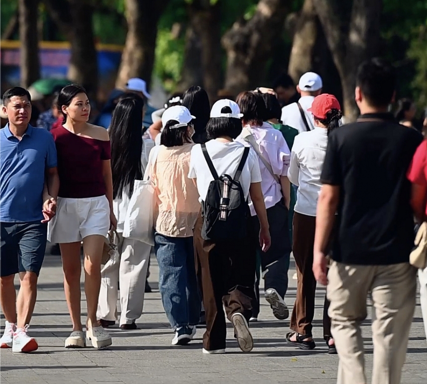 Hà Nội ngày Quốc khánh: Hỏa Lò đông nghịt, Lăng Bác rực sắc áo dài