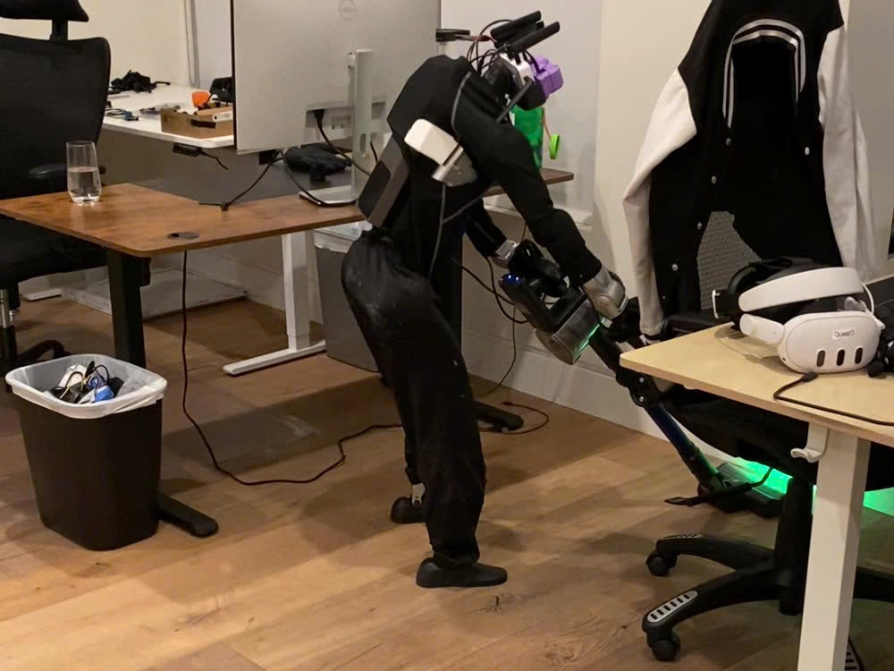 Robot hình người bắt đầu làm việc nhà thay con người