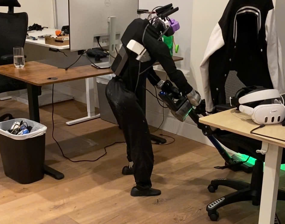 Robot hình người bắt đầu làm việc nhà thay con người