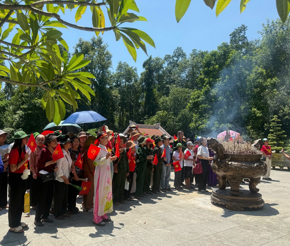 Dòng người thành kính dâng hương tưởng niệm Chủ tịch Hồ Chí Minh tại K9 - Đá Chông trong ngày Quốc khánh 2/9, giữa sắc đỏ của những lá cờ Tổ quốc
