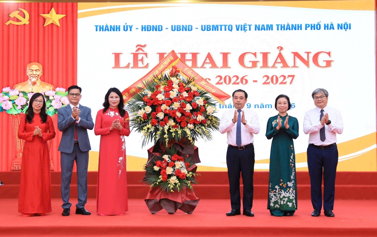 Bí thư Thành ủy Hà Nội Trần Đức Thắng cùng lãnh đạo thành phố Hà Nội chúc mừng ngành Giáo dục và Đào tạo Thủ đô nhân dịp năm học mới.