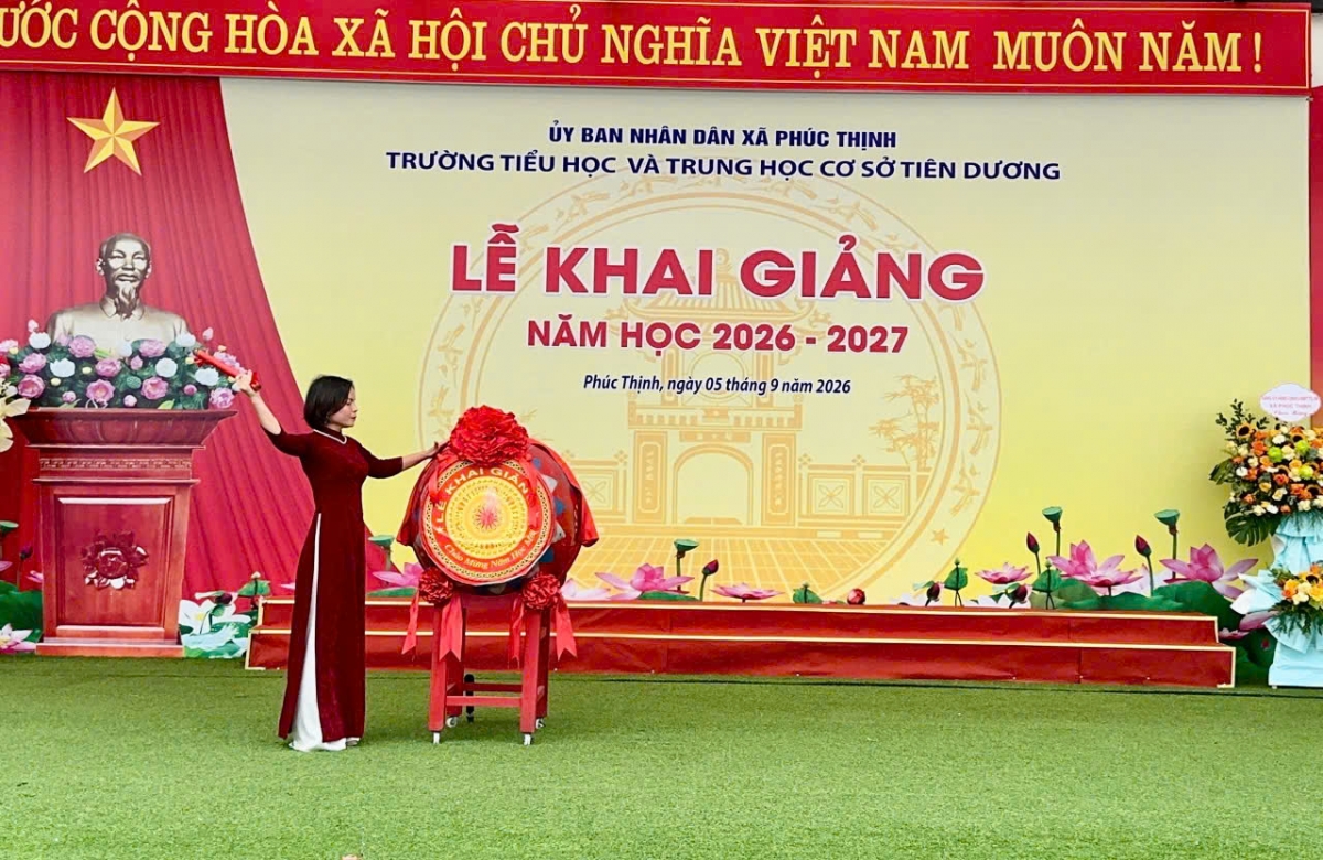 Hiệu trường đánh trống khai giảng năm học mới