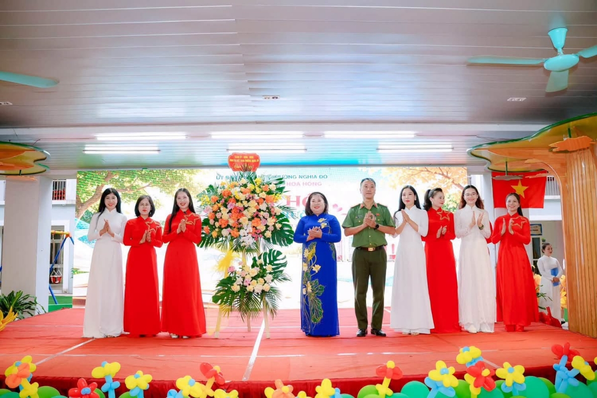 Trường Mầm non Hoa Hồng rộn ràng ngày hội đón bé đến trường