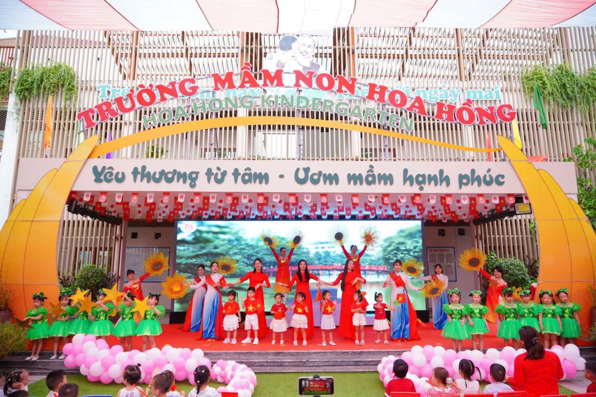 Trường Mầm non Hoa Hồng rộn ràng ngày hội đón bé đến trường