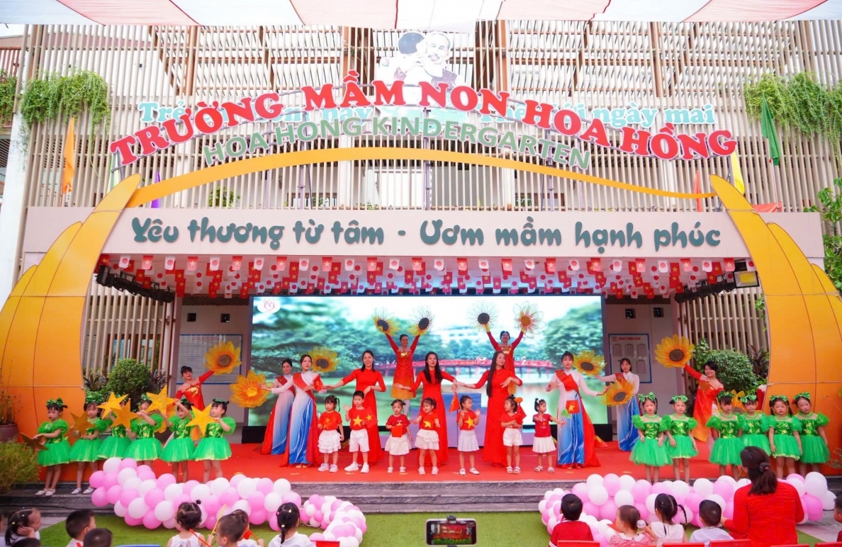 Trường Mầm non Hoa Hồng rộn ràng ngày hội đón bé đến trường