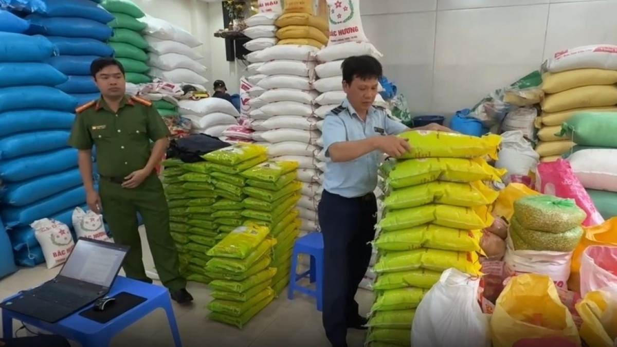Lực lượng chức năng Hà Nội phát hiện, thu giữ và xử lý nhiều vụ buôn bán gạo ST25 giả. Ảnh minh họa