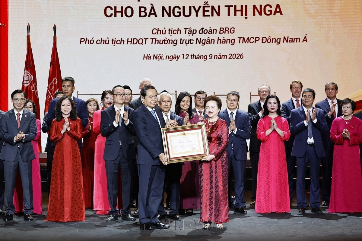 Chủ tịch Quốc hội Trần Thanh Mẫn trao Danh hiệu Anh hùng Lao động cho bà Nguyễn Thị Nga, Chủ tịch Tập đoàn BRG. Ảnh: Doãn Tấn - TTXVN  