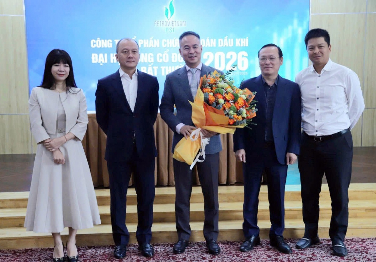 Ông Ngô Ngọc Quang (giữa) được bầu giữ chức Chủ tịch HĐQT PSI.
