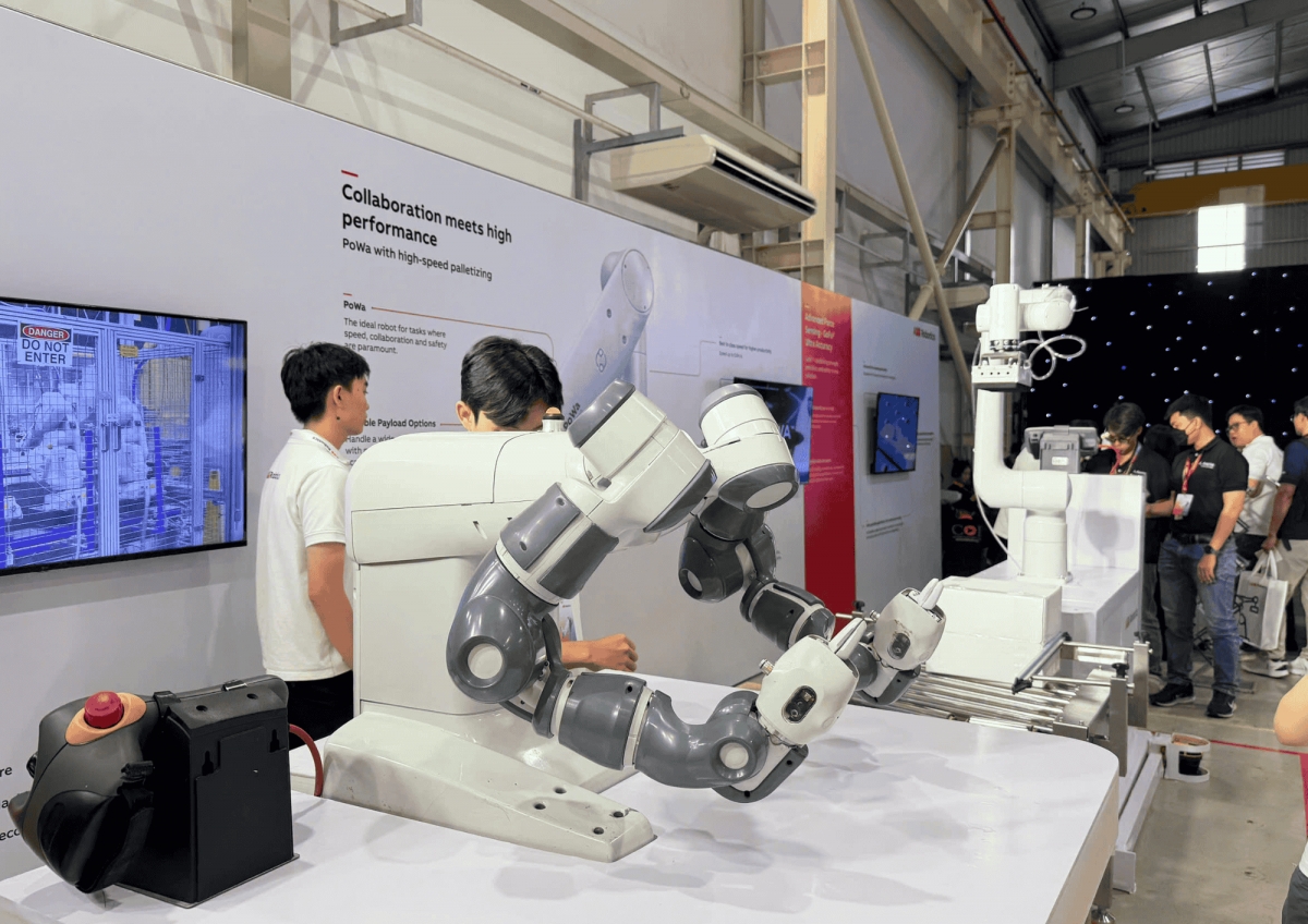 Robot ABB được trình diễn tại ABB Robotics Tech Day 2026, giới thiệu khả năng phối hợp giữa robot, công nghệ điều khiển và các giải pháp tự động hóa trong sản xuất. Ảnh: Nart Thái