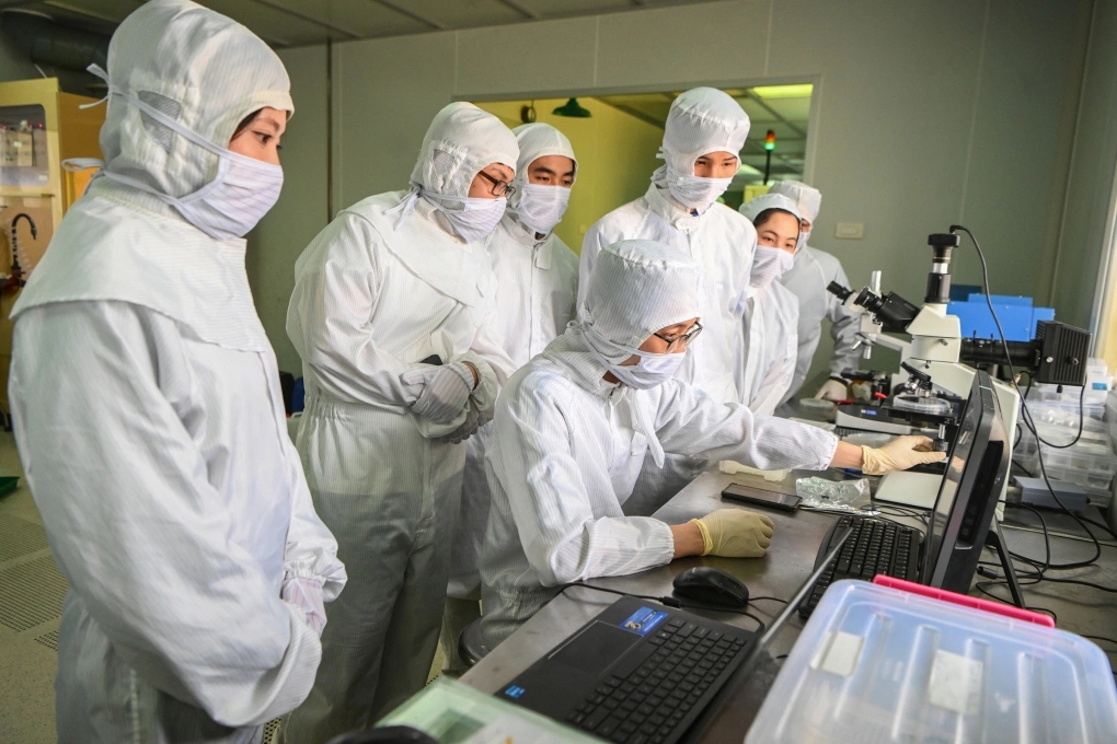 Phòng sạch, Trung tâm Nano và Năng lượng, trường Đại học Khoa học Tự nhiên, Đại học Quốc gia Hà Nội, nơi đào tạo và nghiên cứu về bán dẫn. Ảnh: Giang Huy, Hữu Danh