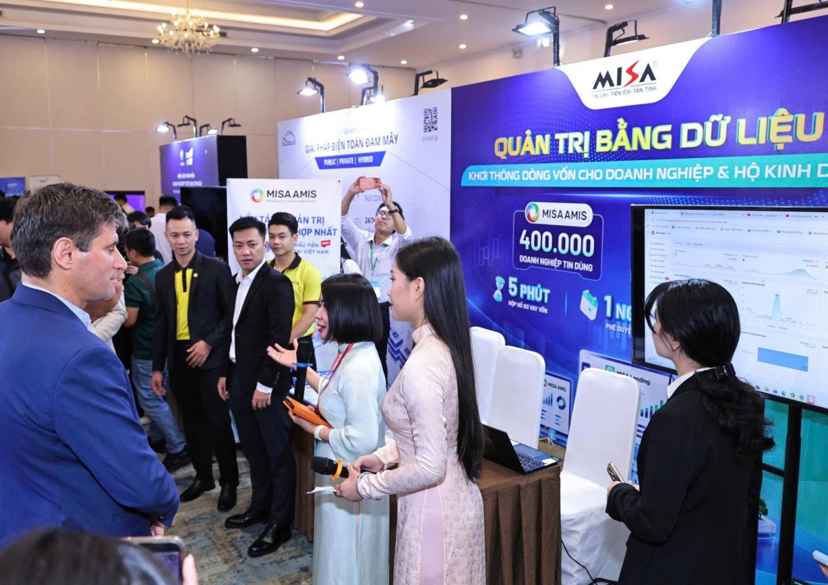 Khách tham quan tìm hiểu các giải pháp quản trị bằng dữ liệu và ứng dụng AI tại các gian hàng trong khuôn khổ Tech4Life 2026. Ảnh: Nart Thái
