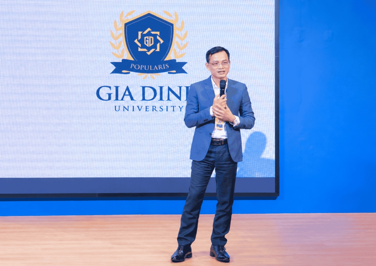 TS. Nguyễn Văn Mùi - Phó Hiệu trưởng trường Đại học Gia Định chia sẻ cùng sinh viên.