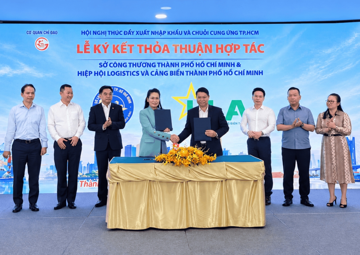 Đại diện Sở Công Thương TP.Hồ Chí Minh và Hiệp hội Logistics và Cảng biển TP.Hồ Chí Minh ký kết thỏa thuận hợp tác tại hội nghị. Ảnh: Nart Thái