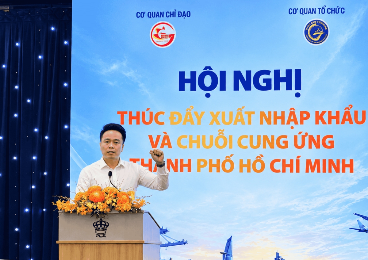  Ông Ngô Chung Khanh - Phó Vụ trưởng, Vụ Phát triển Thị trường nước ngoài và Thương mại đa biên, Bộ Công Thương trình bày chuyên đề về cập nhật chính sách, cam kết FTA và định hướng phát triển hệ sinh thái tận dụng FTA cho doanh nghiệp TP.Hồ Chí Minh. Ảnh: Nart Thái