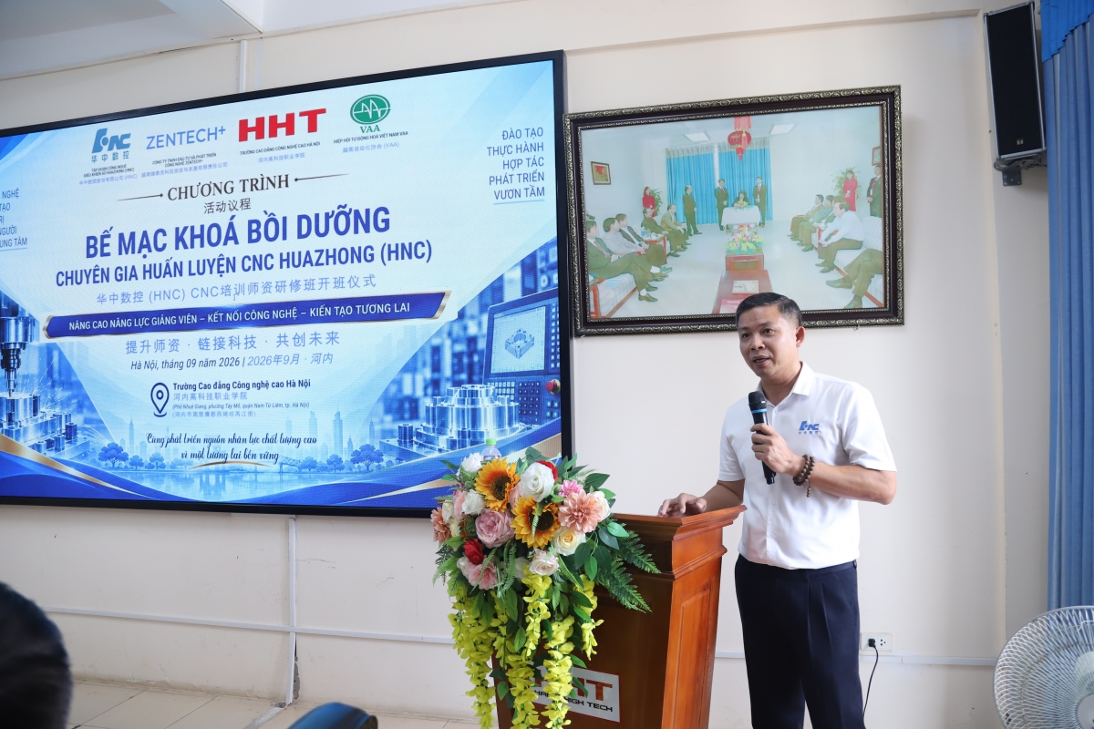 Ông Nguyễn Ngọc Khiêm - đại diện Công ty ZENTECH+ chia sẻ tại chương trình bế mạc khóa bồi dưỡng. Ảnh: Duyên Nguyễn