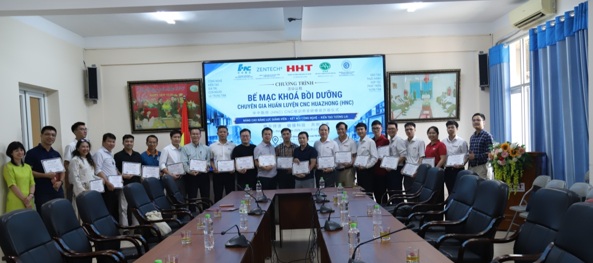 trao giấy chứng nhận “Chuyên gia huấn luyện thực hành hệ thống HNC