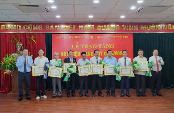 111 đảng viên thuộc Đảng bộ Liên hiệp Hội Việt Nam được trao tặng Huy hiệu đảng
