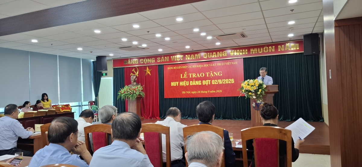 111 đảng viên thuộc Đảng bộ Liên hiệp Hội Việt Nam được trao tặng Huy hiệu đảng