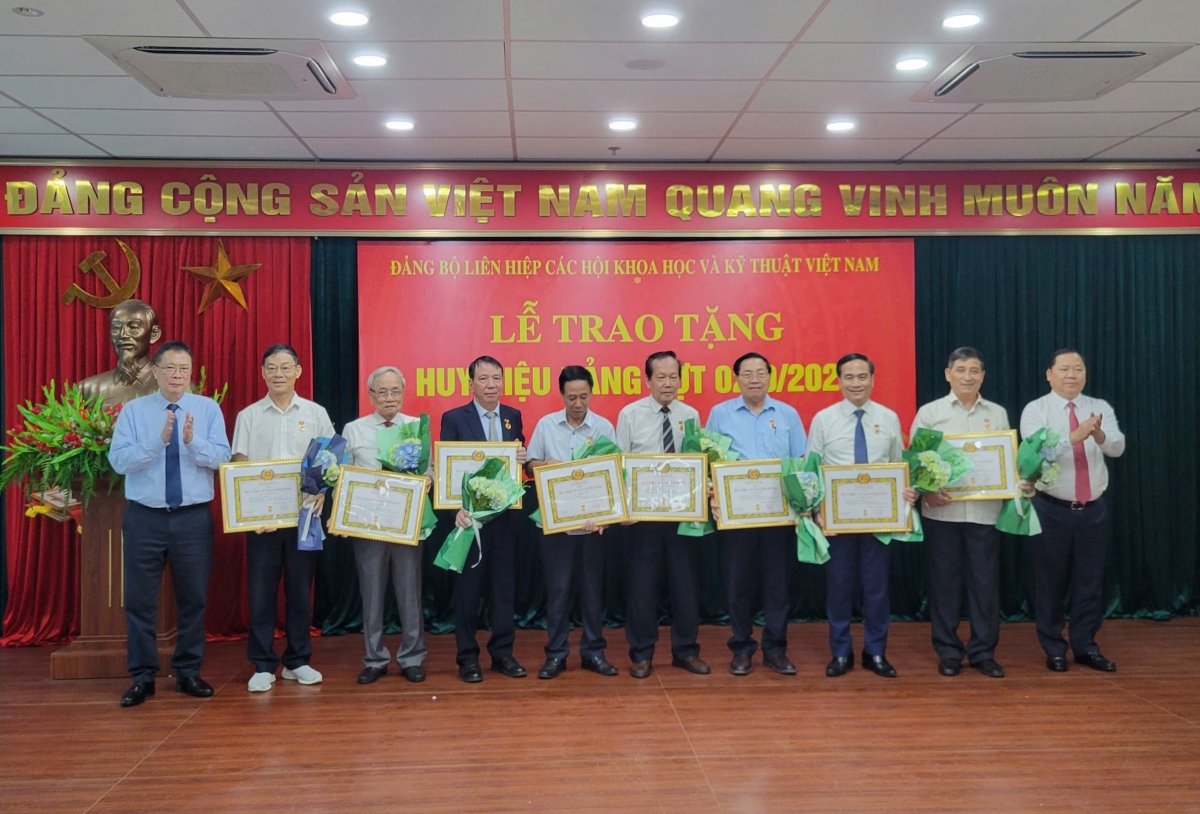 111 đảng viên thuộc Đảng bộ Liên hiệp Hội Việt Nam được trao tặng Huy hiệu đảng