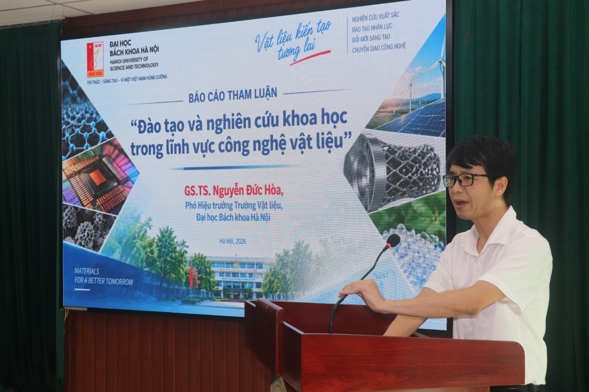 GS.TS. Nguyễn Đức Hòa: Thu hẹp khoảng cách từ phòng thí nghiệm đến sản xuất. Ảnh: Hoàng Tùng