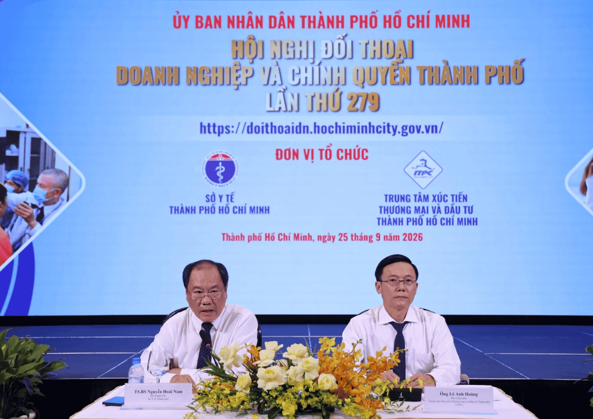 TS.BS Nguyễn Hoài Nam – Phó Giám đốc Sở Y tế Thành phố và ông Lê Anh Hoàng – Phó Giám đốc ITPC tại Hội nghị Đối thoại Doanh nghiệp - Chính quyền Thành phố, chuyên đề về lĩnh vực y tế, sáng 25/9/2026.