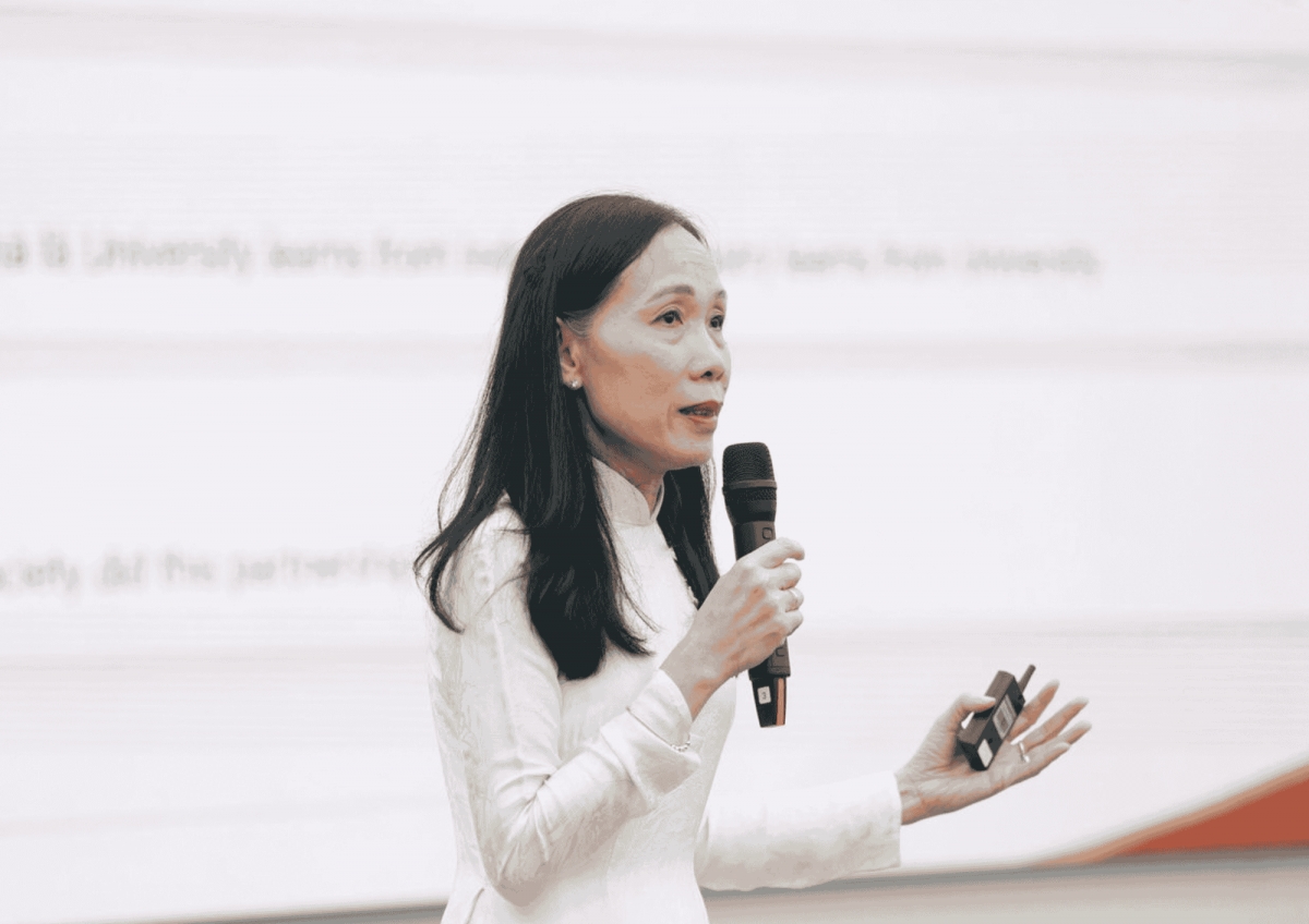 PGS.TS. Trần Thị Mỹ Diệu - Hiệu trưởng Trường Đại học Văn Lang chia sẻ tại diễn đàn. Ảnh: Nart Thái