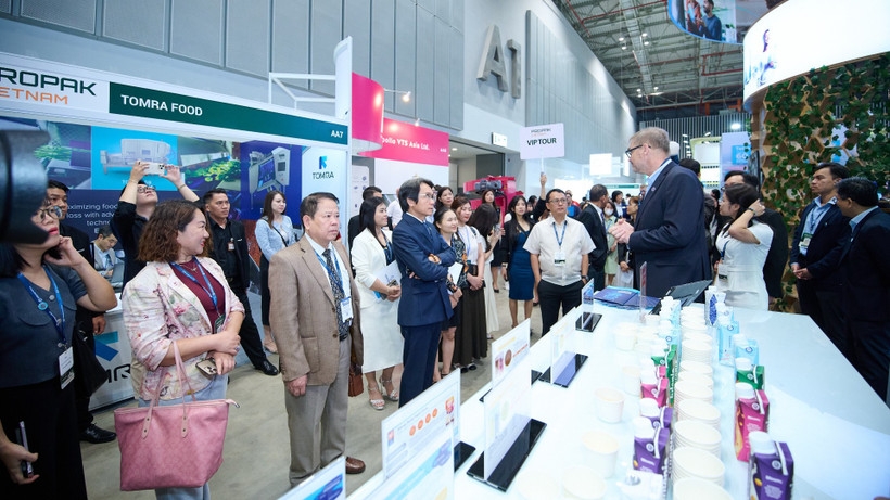 Khách tham quan tìm hiểu các giải pháp công nghệ tại Triển lãm ProPak Vietnam
