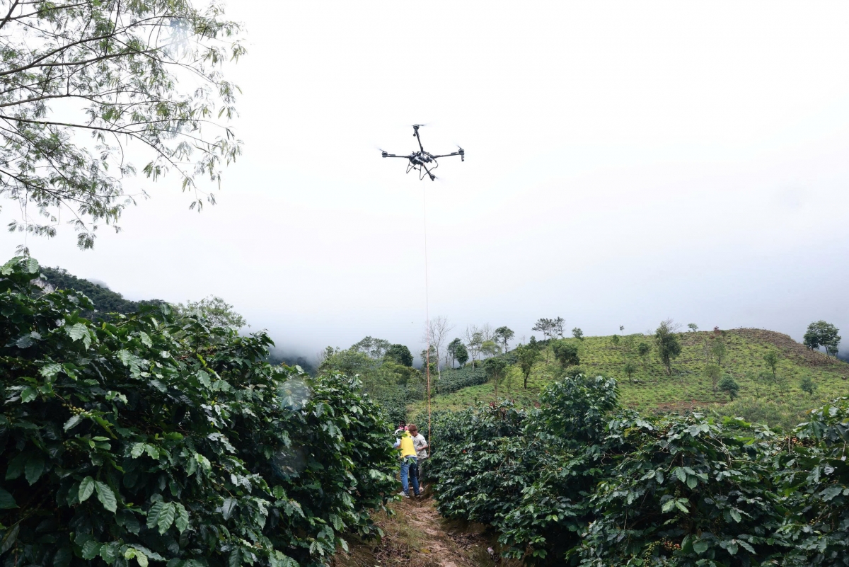 UAV vận chuyển hàng hóa bằng thiết bị treo, minh họa tiềm năng ứng dụng phương tiện bay không người lái trong logistics và các nhiệm vụ chuyên biệt.