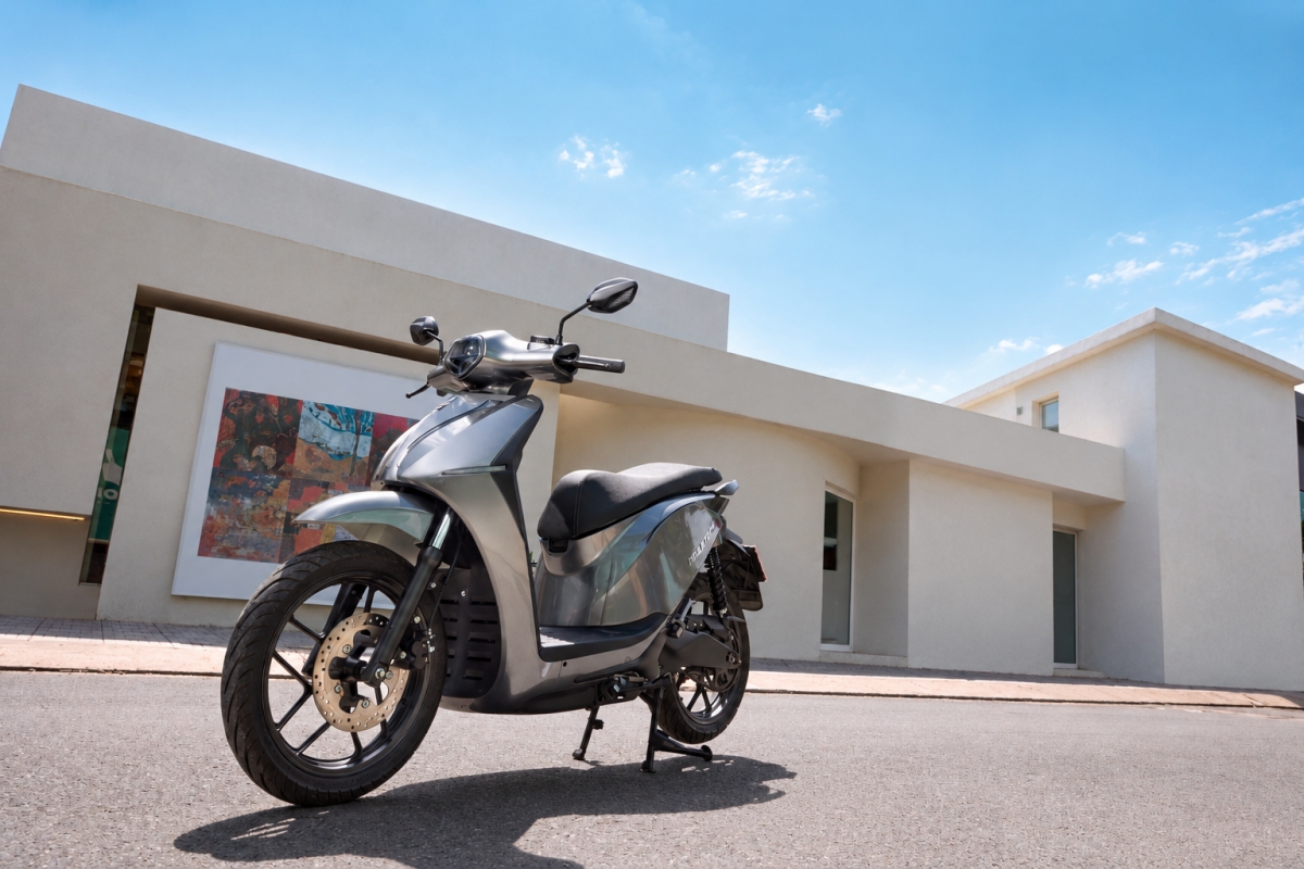 Sạc nguyên khối và cập nhật OTA: Xe máy điện Việt đang 