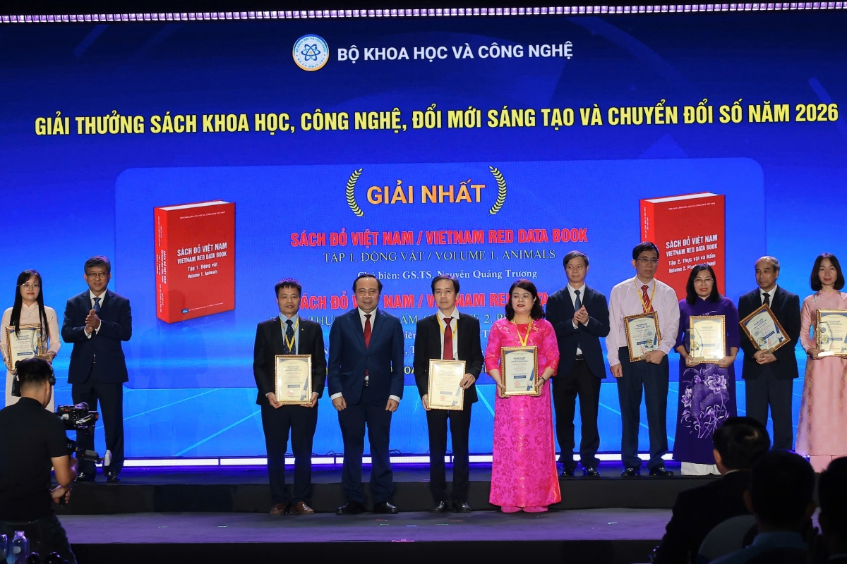 Bộ trưởng Bộ KH-CN Vũ Hải Quân trao Giải Nhất Giải thưởng sách khoa học, công nghệ, đổi mới sáng tạo và chuyển đổi số năm 2026 cho nhóm tác giả bộ Sách Đỏ Việt Nam. Ảnh: MOST