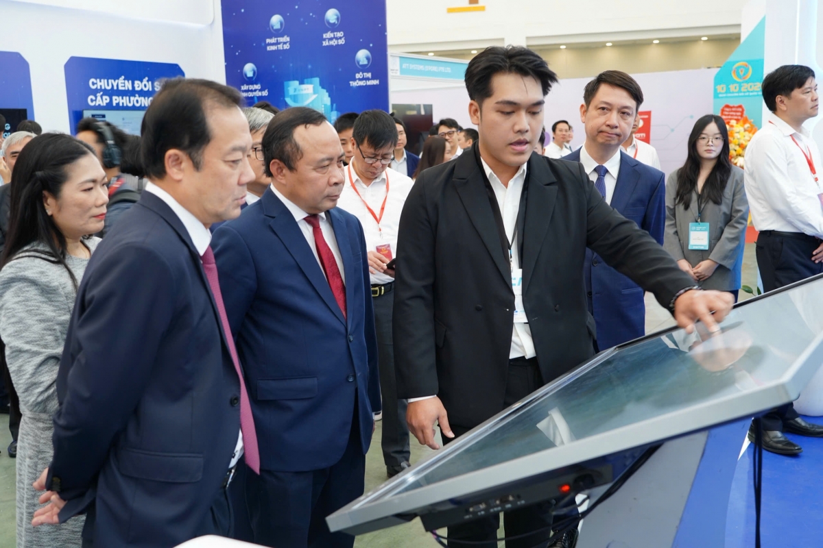 Bộ trưởng Vũ Hải Quân cùng lãnh đạo bộ đi thăm quan các gian trưng bày sản phẩm chuyển đổi số, đổi mới sáng tạo. Ảnh: MOST