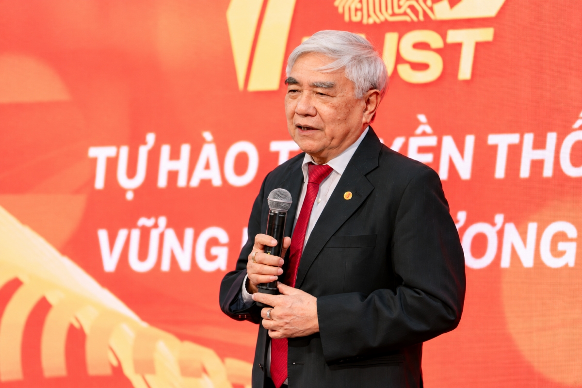 TS. Nguyễn Quân phát biểu tại triển lãm. Ảnh: HUST