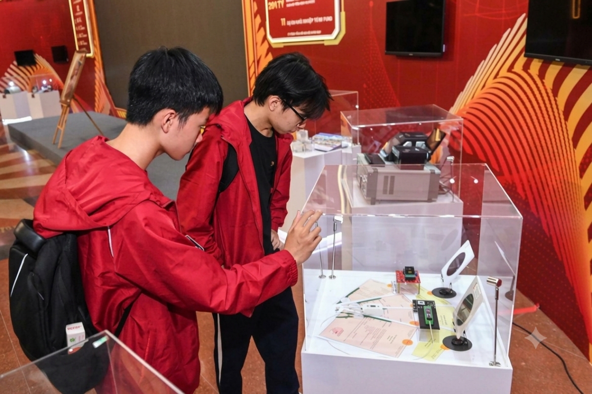 Hành trình 70 năm khoa học công nghệ của Đại học Bách khoa Hà Nội được tái hiện qua hơn 180 sản phẩm và kết quả nghiên cứu tại triển lãm, diễn ra từ ngày 9 đến 15-10 tại tòa nhà Tạ Quang Bửu. Ảnh: DT