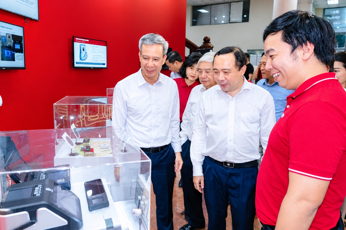 Bộ trưởng Bộ Khoa học và Công nghệ (giữa), Giám đốc ĐHBK Hà Nội (bìa trái), cùng các đại biểu, lãnh đạo tham quan sản phẩm triễn lãm. Ảnh: HUST
