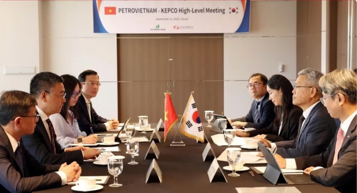 Tổng Giám đốc Tập đoàn Công nghiệp - Năng lượng Quốc gia Việt Nam Lê Mạnh Cường làm việc với Chủ tịch kiêm Tổng Giám đốc Tập đoàn Điện lực Hàn Quốc (KEPCO) Kim Dong-cheol