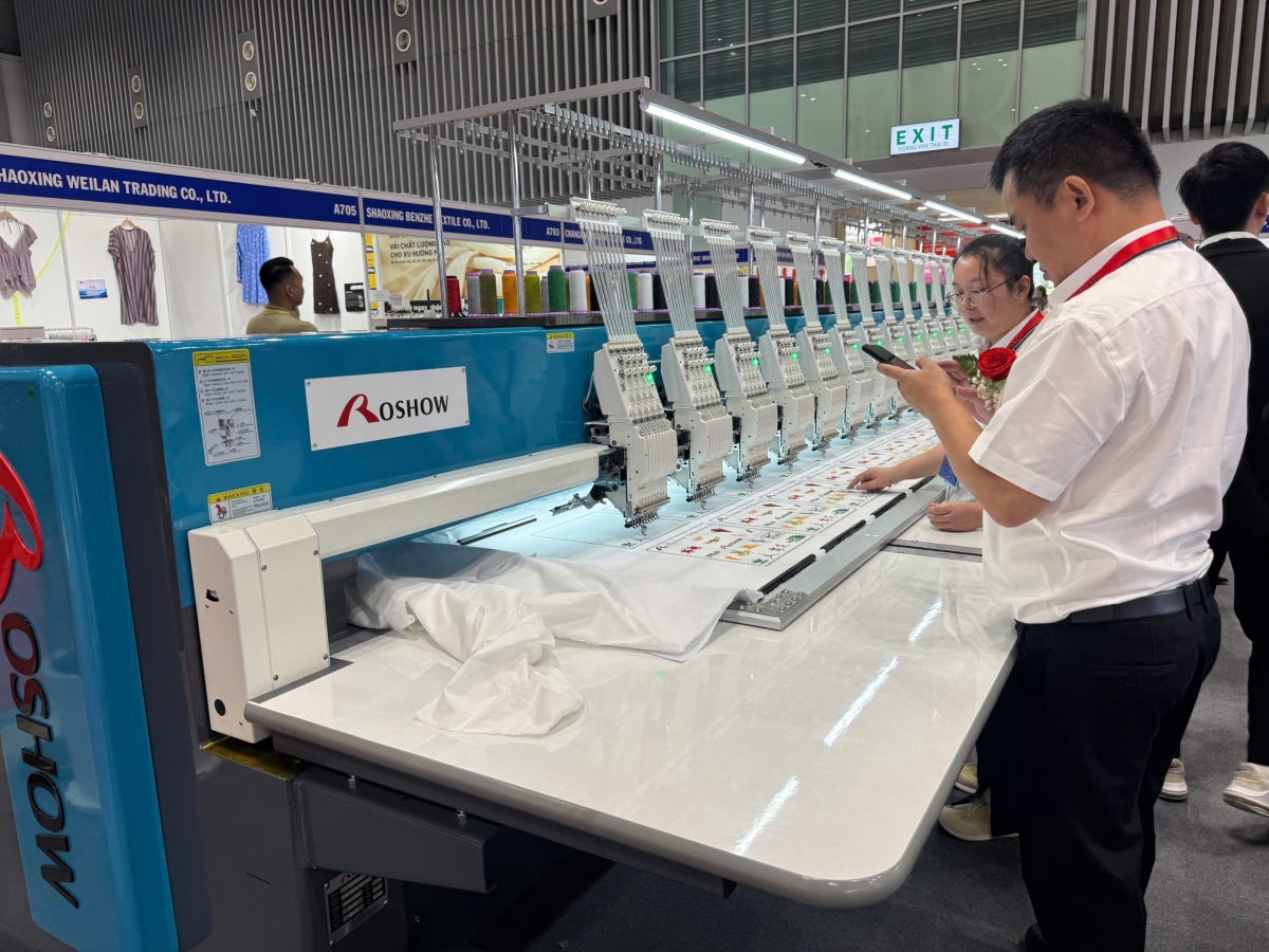 Máy thêu công nghiệp nhiều đầu được giới thiệu tại triển lãm VTG 2026, cho thấy xu hướng ứng dụng tự động hóa nhằm nâng cao năng suất và độ chính xác trong sản xuất dệt may.